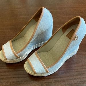 Tory Burch Wedge Shoe, light grey, size 6